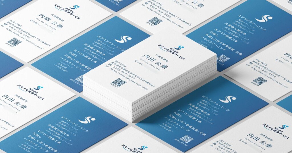 企業ロゴを使用した名刺デザインのモックアップ